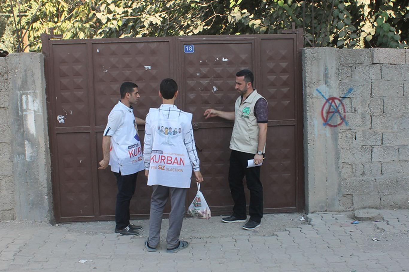 Umut Kervanı Diyarbakır'ın 3 ilçesinde kurban eti dağıttı